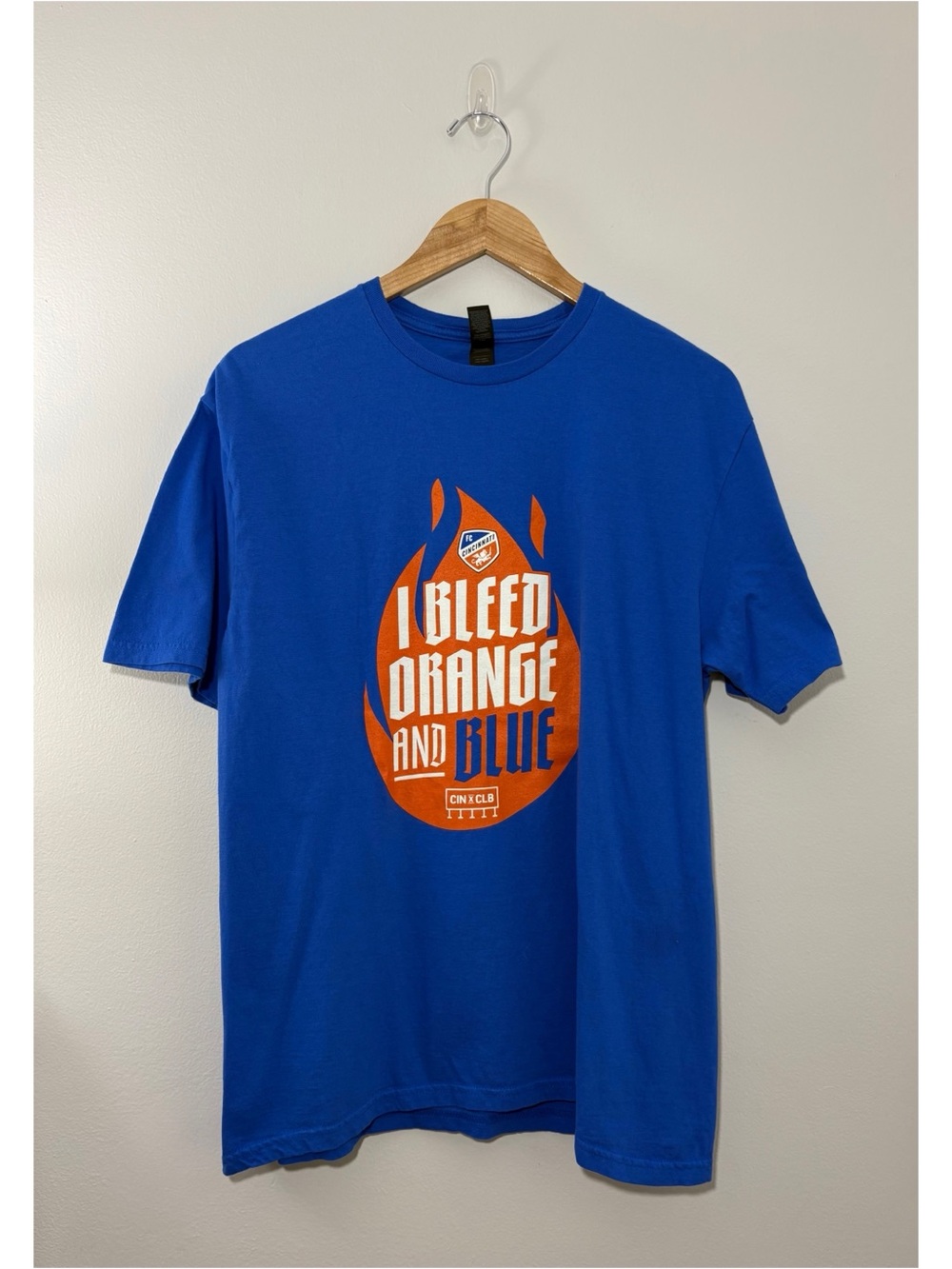 Gildan blue FC Cincinnati soccer graphic print t-shirt (large)